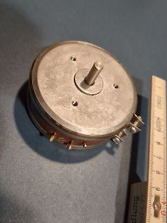 Elektromotor mit Wellen und Lineal