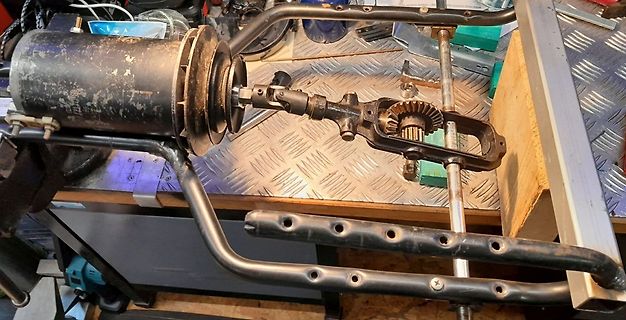 Mechanische Bauteile auf Werkstatttisch