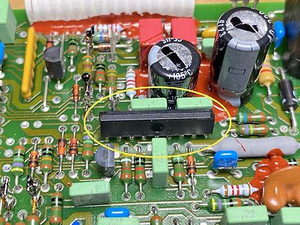 Nahaufnahme einer bestückten Leiterplatte mit elektronischen Bauteilen