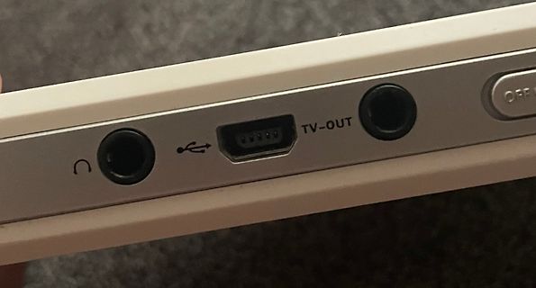 Anschlüsse eines Retro-Elektronikgeräts
