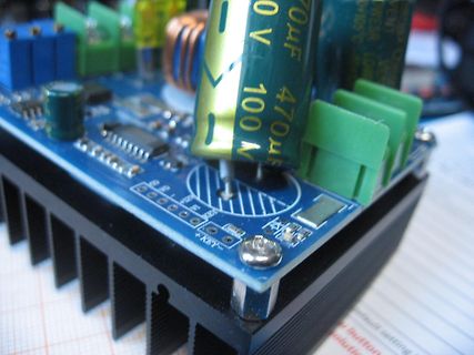 Nahaufnahme einer bestückten Leiterplatte mit Elektrolytkondensatoren