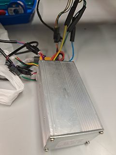 Motorcontroller mit Kabelverbindungen