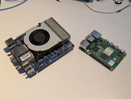 Ein Single Board Computer und ein Raspberry Pi