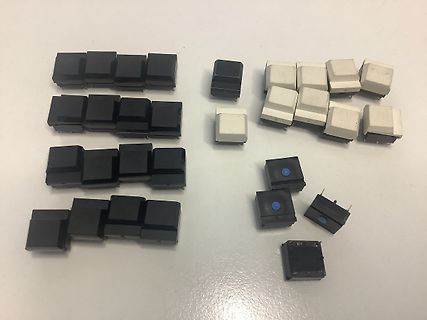 Diverse mechanische Tastatur-Keycaps und Schalter
