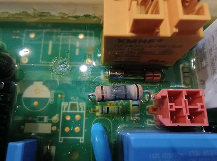 Nahaufnahme einer Leiterplatte mit elektronischen Bauteilen