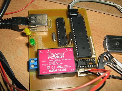 Foto einer bestückten Leiterplatte mit Netzteilmodul