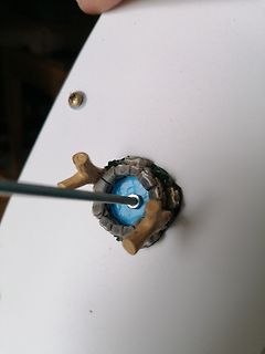Miniatur-Brunnenmodell auf weißem Untergrund
