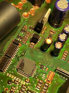 Nahaufnahme einer bestückten Leiterplatte mit Elektrolytkondensatoren und ICs