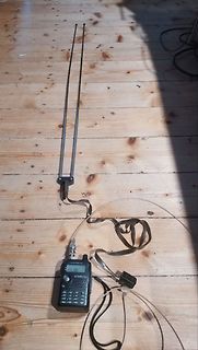 Kenwood Funkgerät mit Antenne auf Holzboden
