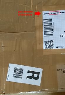 Versandpaket mit Hermes Etiketten