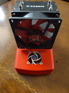 CPU-Kühler mit Lüfter auf Gehäuse