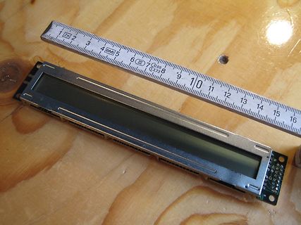 LCD-Display mit Lineal auf Holzuntergrund