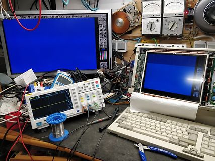 Messplatz mit Oszilloskop, Monitor und Labornetzteil