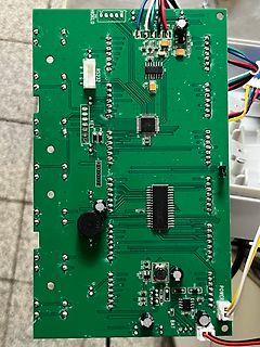 Grüne Leiterplatte mit elektronischen Bauteilen