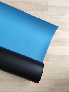 Rolle blaues Papier auf Holzboden
