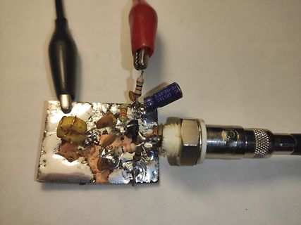 Freie Verdrahtung auf Metallplatte mit Messspitzen
