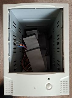 Innenansicht eines Computergehäuses mit Flachbandkabeln