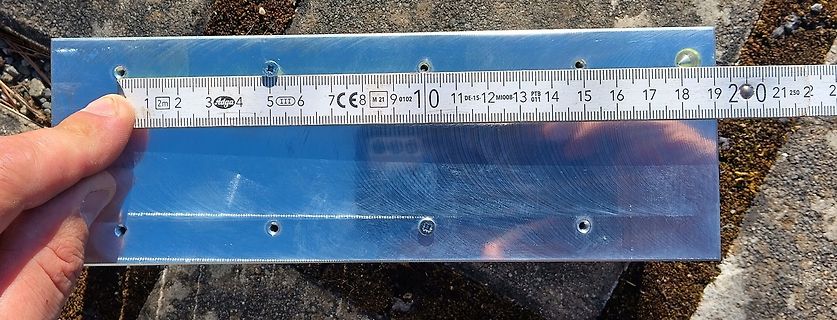 Metallplatte mit Lineal zur Maßaufnahme