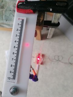 Messaufbau mit Laserstrahl und Skala