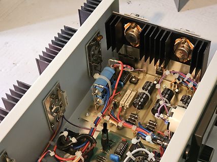 Innenansicht eines Verstärkers mit Kühlkörpern und Bauteilen