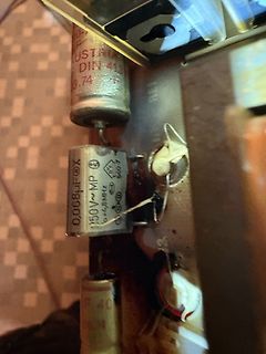 Nahaufnahme von Elektrolytkondensatoren auf einer Leiterplatte