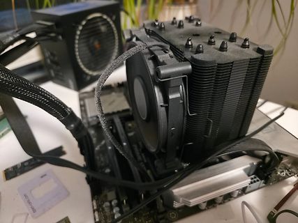 CPU-Kühler und Mainboard auf einem Tisch