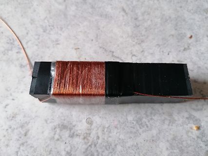 Spule mit Kupferdraht auf schwarzem Kern
