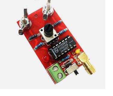 Rote Leiterplatte mit IC, Potentiometer und Anschlüssen