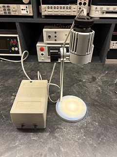 Laboraufbau mit UV-Lampe und Netzteil