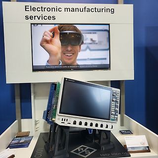 Messgerät und Werbeplakat für Elektronikfertigung