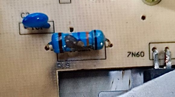 Nahaufnahme elektronischer Bauteile auf Leiterplatte