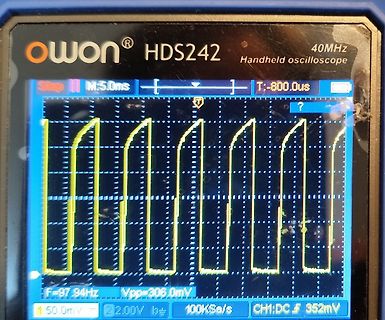 Abfotografiertes Display eines Owon HDS242 Oszilloskops