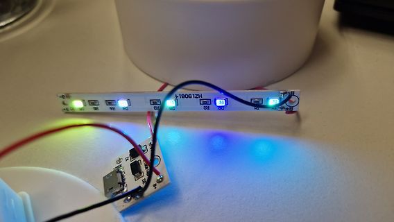 LED-Streifen und Controller-Platine mit leuchtenden LEDs