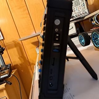 Nahaufnahme eines elektronischen Geräts mit Anschlüssen
