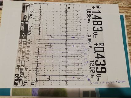 Abfotografierter Oszilloskop-Bildschirm mit Messkurven