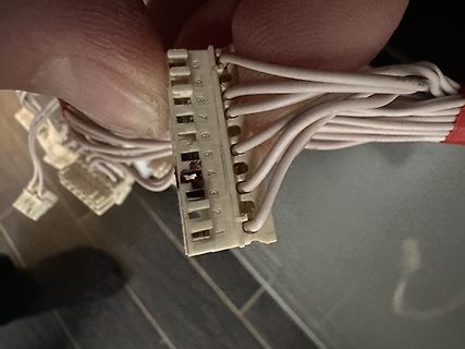 Steckverbinder mit nummerierten Pins und Kabeln