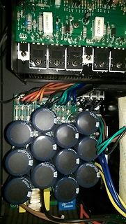 Innenansicht eines Netzteils mit Kondensatoren und Leiterplatten