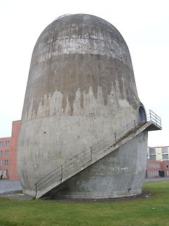Großer betonierter Turm mit Außentreppe