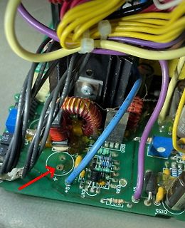 Innenansicht eines Netzteils mit Leiterplatte und Spulen