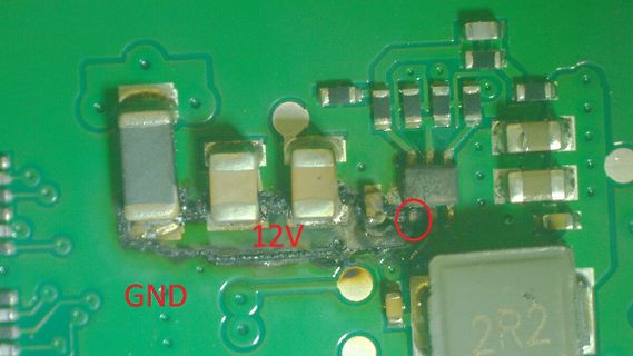 Leiterplatte mit Beschriftungen 12V und GND