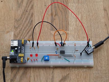 Aufbau auf einem Breadboard mit Bauteilen und Kabeln