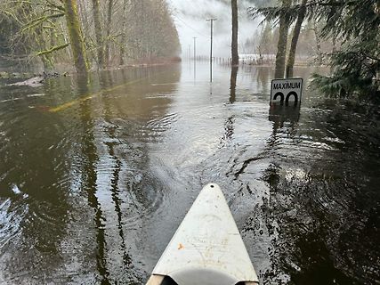 Überflutete Straße aus einem Boot heraus
