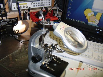 Werkstatt mit Mikroskop, Tastatur und Monitor