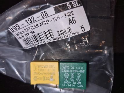 Relais und Kondensatoren in Plastikverpackung