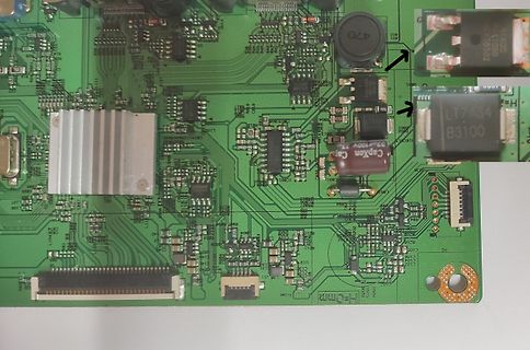 Nahaufnahme einer grünen Leiterplatte mit elektronischen Bauteilen