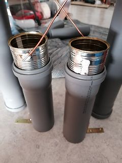 Rohre mit Metallhülsen und Drähten