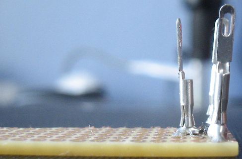 Nahaufnahme von Bauteilen auf einer Lochrasterplatine