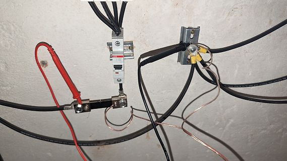 Elektrische Anschlüsse mit Sicherung und Kabeln