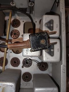 Nahaufnahme eines Steckers in einer elektrischen Anschlussleiste