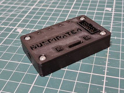 3D-gedrucktes Gehäuse mit der Aufschrift BUSPIRATE4